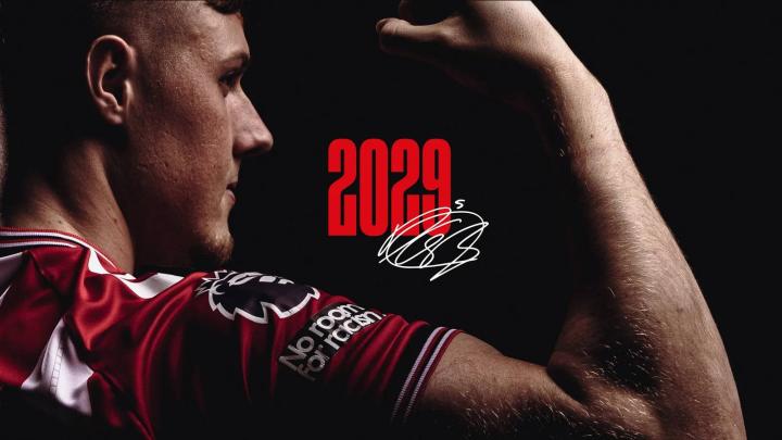  桑德兰锁定后防核心；巴拉德续约至2029年，俱乐部选项再添一年保障。 体育新闻 桑德兰锁定后防核心；巴拉德续约至2029年，俱乐部选项再添一年保障。 体育新闻