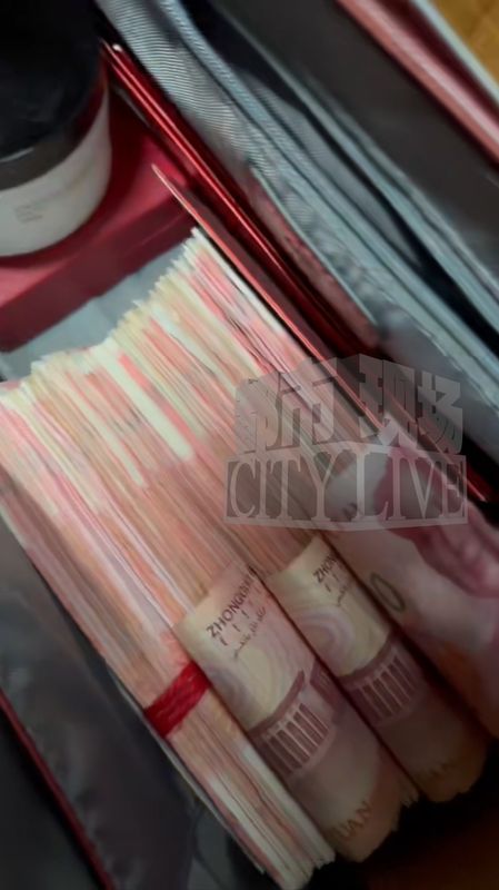  服务区意外发现遗落挎包；一家人耐心守候报警；新婚夫妇失而复得喜极而泣 情感心理