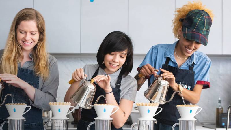 大钲资本强势入局,蓝瓶咖啡迎来新篇章;瑞幸高端路径,或将加速开启。 股票财经