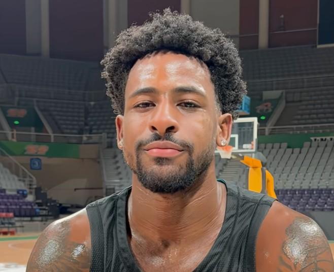  辽宁男篮迎来新力量，布罗金顿正式加盟；速度冲击成最大亮点，快节奏篮球成其追求。 体育新闻