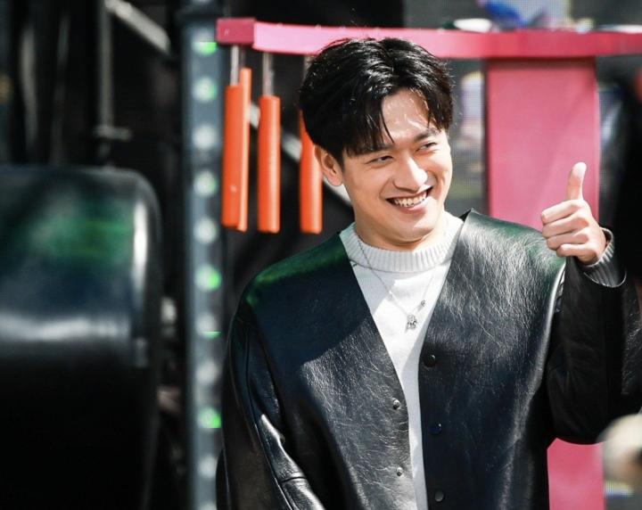  周冠宇分享家乡风味；赛恩斯好奇上海小吃，大饼油条成首选。 体育新闻