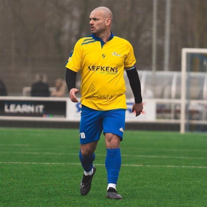  传奇中场重披战袍；家乡情怀驱动斯内德短暂复出。 体育新闻