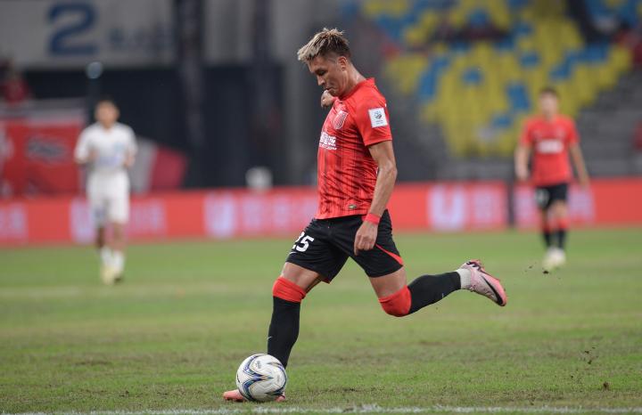  绿茵老将再续前缘；买提江选择成都；拼搏故事永不落幕。 体育新闻 绿茵老将再续前缘；买提江选择成都；拼搏故事永不落幕。 体育新闻