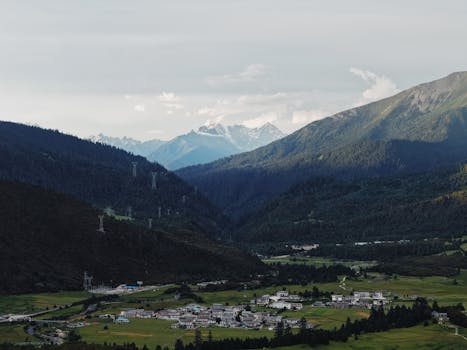 太原幼儿园体罚事件曝光，教师遭解聘，园长被免职；家长报警后调查推进。