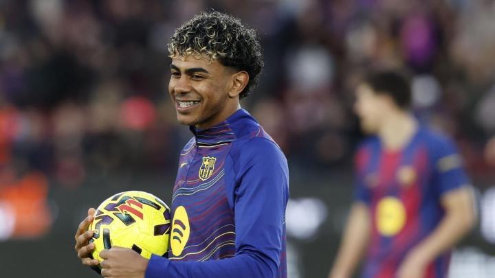  西甲激战落幕后；亚马尔替补席笑谈内鬼，巴萨更衣室温暖一幕引关注。 体育新闻