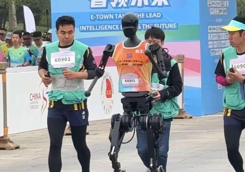  深藏的赛道密码：人形机器人为何要在半马赛场“极限狂奔”？ IT技术