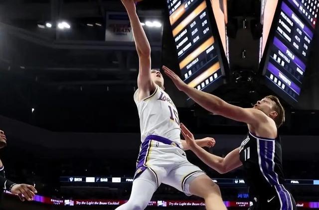 里夫斯伤停数据解剖:湖人顶薪决策的核心变量与风险矩阵 体育新闻