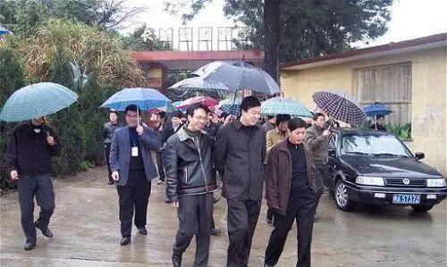  【职场心理学】从肢体语言解码权力关系：前背手与后背手的深层逻辑 新闻