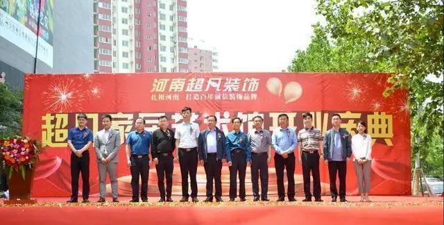  【职场心理学】从肢体语言解码权力关系：前背手与后背手的深层逻辑 新闻