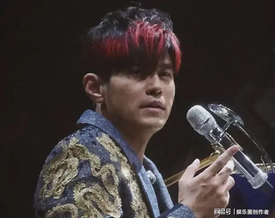 那个陪我们走过青春的人，还在认真唱歌吗？